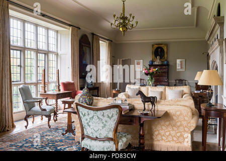 Un tableau du 17ème siècle dans la fenêtre d'un grand salon. Les grands tiroirs à l'arrière de la salle sont 18e siècle Banque D'Images