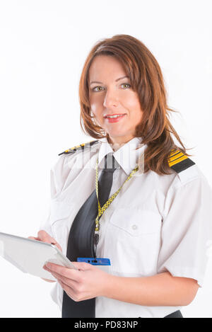 Belle femme pilote en uniforme avec des épaulettes holding tablet Banque D'Images