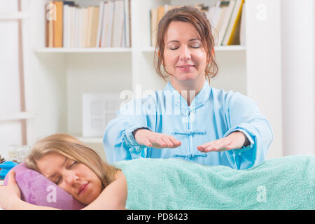 Guérisseur Reiki Reiki professionnel faire traitement de jeune femme Banque D'Images