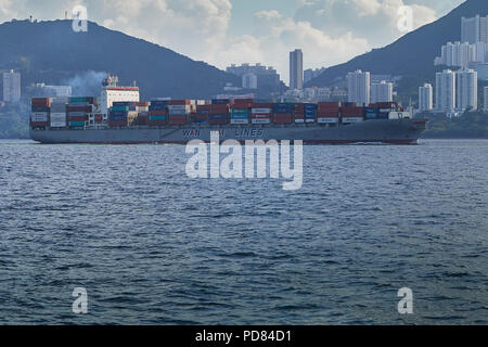 WAN HAI LINES Container Ship, WAN HAI 501, entrant dans le chenal occupé East Lamma alors qu'il quitte Victoria Harbour, Hong Kong, Chine. Banque D'Images