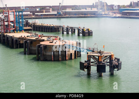 Les jetées d'amarrage pour les channel ferries dans le port de Portsmouth, Royaume-Uni. Banque D'Images