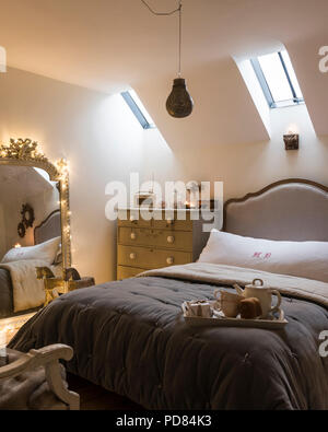 De grandes portes miroir dans chambre d'amis avec feather & Black's Sienna lit. Les tiroirs sont de Marmadukes et l'Arquette grande lumière à partir de la poire d'argent Banque D'Images