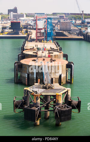 Les jetées d'amarrage pour les channel ferries dans le port de Portsmouth, Royaume-Uni. Banque D'Images