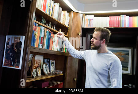 Hambourg, Allemagne. 19 Juin, 2018. Hendrik Heetlage, étudiant l'histoire, regarde les livres dans l'étude de l'ancien chancelier Helmut Schmidt. Heetlage fait le bilan de la situation dans la maison de l'ancien chancelier, qui est mort en 2015. (À propos de l'onglet 'accueil inventaires dpa d'Helmut Schmidt dans Langenhorn' à partir de 07.08.2018) Crédit : Daniel Bockwoldt/dpa/Alamy Live News Banque D'Images