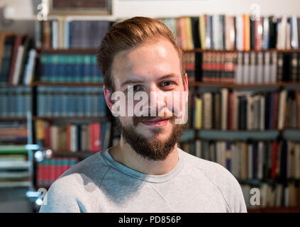 Hambourg, Allemagne. 19 Juin, 2018. Hendrik Heetlage, étudiant l'histoire se tient dans le salon d'Helmut Schmidt, ancien chancelier. Heetlage fait le bilan de la situation dans la maison de l'ancien chancelier, qui est mort en 2015. (À propos de l'onglet 'accueil inventaires dpa d'Helmut Schmidt dans Langenhorn' à partir de 07.08.2018) Crédit : Daniel Bockwoldt/dpa/Alamy Live News Banque D'Images