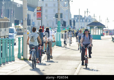 Brighton UK 7 août 2018 - Les cyclistes sur leur façon de travailler le long front de mer de Brighton avec le beau temps continue sur la côte sud, mais il est prévu pour se rafraîchir tout au long de la Grande-Bretagne au cours des prochains jours de crédit : Simon Dack/Alamy Live News Banque D'Images