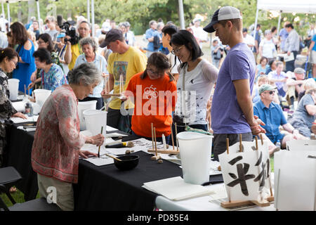 Seattle, Washington : un calligraphe japonais écrit un message sur une lanterne de papier pour la Toro Nagashi flottante lanterne cérémonie en souvenir des victimes de la bombe atomique sur l'anniversaire du bombardement de Hiroshima, au Japon. La cérémonie annuelle flottante lanterne honore les victimes des bombardements d'Hiroshima et Nagasaki, et toutes les victimes de la violence. Crédit : Paul Christian Gordon/Alamy Live News Banque D'Images