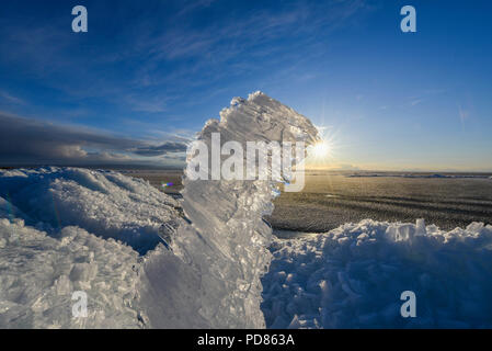 (180807) -- URUMQI, 7 août 2018 (Xinhua) -- Photo prise le 3 avril 2018 montre la glace a formé dans le vent autour de Ulunggur dans le lac Fuhai County, nord-ouest de la Chine, la Région autonome du Xinjiang Uygur. La plus occidentale de la Chine La région autonome du Xinjiang Uygur a accueilli un sommet de 107 millions de touristes en 2017, en hausse de 32,4 pour cent d'année en année. En outre, les touristes ont dépensé plus de 182 milliards de yuans (28,4 milliards de dollars américains) dans le Xinjiang l'année dernière, 30 pour cent de plus qu'en 2016. (Xinhua/Hu Huhu) Banque D'Images