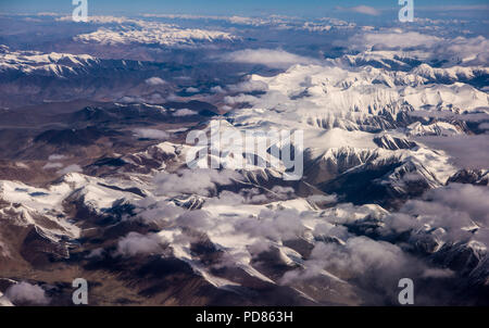 (180807) -- URUMQI, 7 août 2018 (Xinhua) -- photo aérienne prise le 15 mai 2018 montre la vue de la neige des montagnes de Kunlun, nord-ouest de la Chine, la Région autonome du Xinjiang Uygur. La plus occidentale de la Chine La région autonome du Xinjiang Uygur a accueilli un sommet de 107 millions de touristes en 2017, en hausse de 32,4 pour cent d'année en année. En outre, les touristes ont dépensé plus de 182 milliards de yuans (28,4 milliards de dollars américains) dans le Xinjiang l'année dernière, 30 pour cent de plus qu'en 2016. (Xinhua/Jiang Wenyao) Banque D'Images