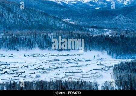 (180807) -- URUMQI, 7 août 2018 (Xinhua) -- Photo prise le 2 janvier 2018 présente une vue de couverts neige Village Hemu dans la zone panoramique de Kanas, nord-ouest de la Chine, la Région autonome du Xinjiang Uygur. La plus occidentale de la Chine La région autonome du Xinjiang Uygur a accueilli un sommet de 107 millions de touristes en 2017, en hausse de 32,4 pour cent d'année en année. En outre, les touristes ont dépensé plus de 182 milliards de yuans (28,4 milliards de dollars américains) dans le Xinjiang l'année dernière, 30 pour cent de plus qu'en 2016. Banque D'Images