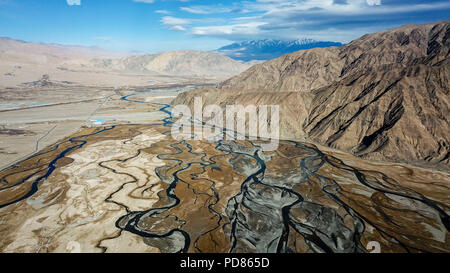 Urumqi. 10 Nov, 2017. Photo aérienne prise le 10 novembre 2017 montre la vue d'une zone humide dans le comté autonome tadjik de Taxkorgan, nord-ouest de la Chine, la Région autonome du Xinjiang Uygur. La plus occidentale de la Chine La région autonome du Xinjiang Uygur a accueilli un sommet de 107 millions de touristes en 2017, en hausse de 32,4 pour cent d'année en année. En outre, les touristes ont dépensé plus de 182 milliards de yuans (28,4 milliards de dollars américains) dans le Xinjiang l'année dernière, 30 pour cent de plus qu'en 2016. Credit : Hu Karibaci/Xinhua/Alamy Live News Banque D'Images