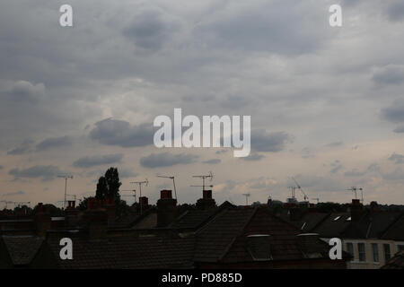 Londres. UK - pluie nuages recueillir sur le Nord de Londres. Le Met Office a publié un réchauffement de la météo avec des orages susceptibles de tout le Londres et sud-est de l'Angleterre à partir de 16h00 aujourd'hui (mardi 7 août) jusqu'à 3h du matin demain (mercredi) après quelques mois de la canicule. Credit : Dinendra Haria/Alamy Live News Banque D'Images