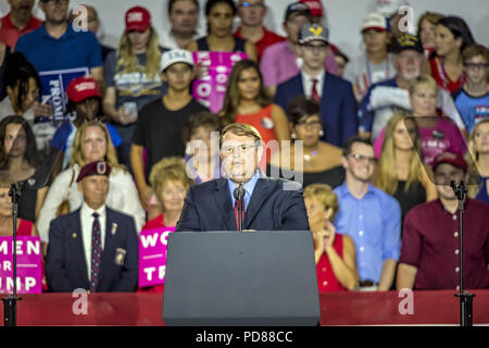 Lewis Center, Ohio, USA. 4 Août, 2018. Le Président du Sénat de l'Ohio LARRY OBHOF fait quelques remarques d'ouverture à l'créer Nord Grand Rassemblement des plus photographié Samedi, Août 4, 2018 à l'école secondaire Orange Olentangy juste à l'extérieur de Columbus, Ohio. Le président Donald J. Trump a visité le centre de l'Ohio pour faire campagne pour le sénateur de l'état de l'Ohio Troy Balderson. Credit : James D. DeCamp/ZUMA/Alamy Fil Live News Banque D'Images