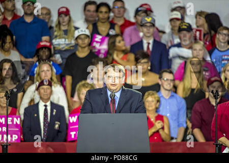 Lewis Center, Ohio, USA. 4 Août, 2018. Le Président du Sénat de l'Ohio LARRY OBHOF fait quelques remarques d'ouverture à l'créer Nord Grand Rassemblement des plus photographié Samedi, Août 4, 2018 à l'école secondaire Orange Olentangy juste à l'extérieur de Columbus, Ohio. Le président Donald J. Trump a visité le centre de l'Ohio pour faire campagne pour le sénateur de l'état de l'Ohio Troy Balderson. Credit : James D. DeCamp/ZUMA/Alamy Fil Live News Banque D'Images