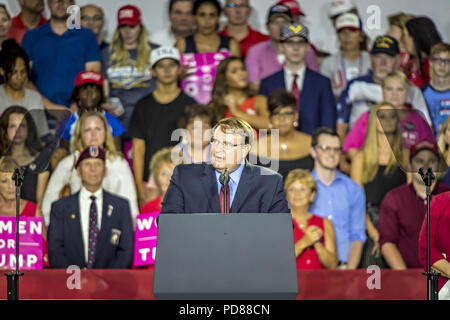 Lewis Center, Ohio, USA. 4 Août, 2018. Le Président du Sénat de l'Ohio LARRY OBHOF fait quelques remarques d'ouverture à l'créer Nord Grand Rassemblement des plus photographié Samedi, Août 4, 2018 à l'école secondaire Orange Olentangy juste à l'extérieur de Columbus, Ohio. Le président Donald J. Trump a visité le centre de l'Ohio pour faire campagne pour le sénateur de l'état de l'Ohio Troy Balderson. Credit : James D. DeCamp/ZUMA/Alamy Fil Live News Banque D'Images