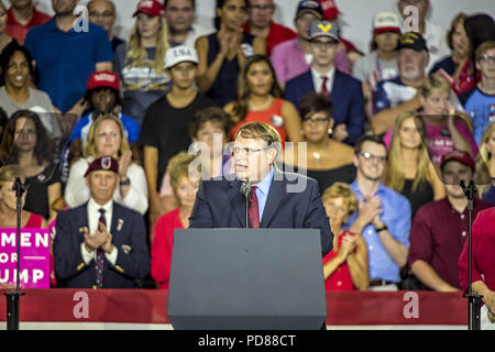Lewis Center, Ohio, USA. 4 Août, 2018. Le Président du Sénat de l'Ohio LARRY OBHOF fait quelques remarques d'ouverture à l'créer Nord Grand Rassemblement des plus photographié Samedi, Août 4, 2018 à l'école secondaire Orange Olentangy juste à l'extérieur de Columbus, Ohio. Le président Donald J. Trump a visité le centre de l'Ohio pour faire campagne pour le sénateur de l'état de l'Ohio Troy Balderson. Credit : James D. DeCamp/ZUMA/Alamy Fil Live News Banque D'Images