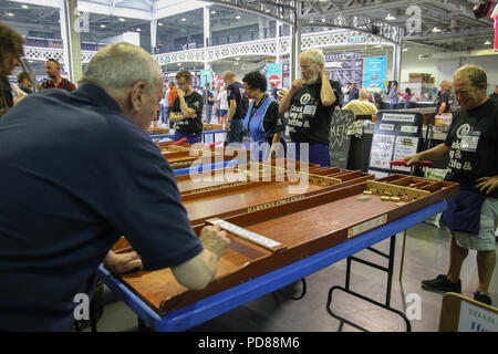 London UK 07 août 2018 pour certains un verre n'était pas assez à l'Great British Beer Festival tenu à partir d'aujourd'hui jusqu'au 11 août à l'Olympia de Londres,jeux traditionnels de pub ,des milliers de bières cidres ,vins bières stouts bières pâle,pub et grup de garder tout le monde heureux @Paul Quezada-Neiman/Alamy Live News Banque D'Images