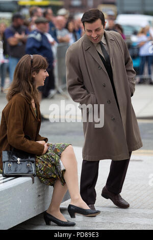 Liverpool, Royaume-Uni. 7 Août, 2018. Les bâtiments du front de mer de Liverpool constituent la toile de fond le tournage de la nouvelle série "Netflix la Couronne". Voitures américaines classiques ont été utilisés sur le front et acteurs et les extras ont été habillés à regarder comme ils ont été des années 60. Credit : Ken Biggs/Alamy Live News. Banque D'Images