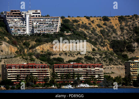 Lecheria, Anzoategui, Venezuela. 7e août 2018. 07 août, 2018. High-class bâtiments résidentiels à El Morro Hill, dans la région de Lecheria, état Anzoategui. Le Venezuela. Photo : Juan Carlos Hernandez Crédit : Juan Carlos Hernandez/ZUMA/Alamy Fil Live News Banque D'Images