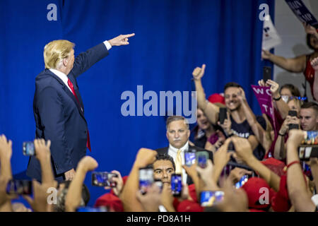 Lewis Center, Ohio, USA. 4 Août, 2018. Le président DONALD TRUMP prend la parole pendant le 'Make Nord Grand Rassemblement des plus photographié Samedi, Août 4, 2018 à l'école secondaire Orange Olentangy juste à l'extérieur de Columbus, Ohio. Le président Donald J. Trump a visité le centre de l'Ohio pour faire campagne pour le sénateur de l'état de l'Ohio Troy Balderson. Credit : James D. DeCamp/ZUMA/Alamy Fil Live News Banque D'Images