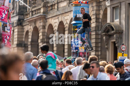 Edinburgh, Scotland UK. 7 août 2018. Un artiste de rue en équilibre sur un monocycle au-dessus des têtes de la foule sur l'Edinburgh's Royal Mile dans le cadre de l'Edinburgh Festival Fringe. Crédit : Ben Collins/Alamy Live News Banque D'Images