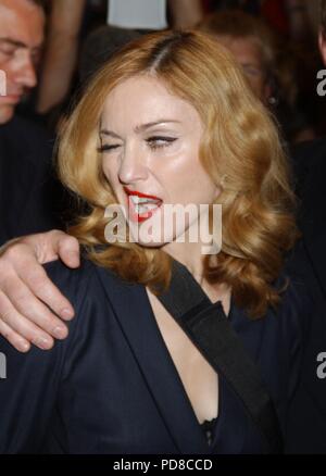 Chanteur, auteur-compositeur, actrice, et femme d'madonna a 60 ans le 16 août 2018. Sur la photo : 11 septembre 2005 - Toronto, Ontario, Canada - Madonna à la première mondiale de mari Guy Ritchie's film 'Revolver, ' pendant le Festival International du Film de Toronto. Credit : Brant/Perniac AdMedia/ZUMA/Alamy Fil Live News Banque D'Images