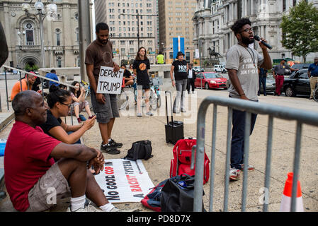 Philadelphie, Pennsylvanie / USA. Philly pour du vrai Justice membres organiser une manifestation hebdomadaire devant la statue de l'ancien chef de la police de Philadelphie, Frank Rizzo. L'organisation a souligné l'ancien chef de la police en matière de brutalité envers la communauté noire et appelle à la statue d'être enlevé. 07 août 2018. Crédit : Christopher Fondation Evens/Alamy Live News Banque D'Images