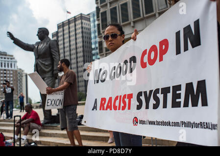 Philadelphie, Pennsylvanie / USA. Philly pour du vrai Justice membres organiser une manifestation hebdomadaire devant la statue de l'ancien chef de la police de Philadelphie, Frank Rizzo. L'organisation a souligné l'ancien chef de la police en matière de brutalité envers la communauté noire et appelle à la statue d'être enlevé. 07 août 2018. Crédit : Christopher Fondation Evens/Alamy Live News Banque D'Images