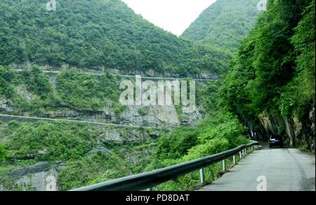 Enshi Enshi, Chine. 8e août 2018. Enshi, CHINE-La route sinueuse sur la falaise d'Enshi, province du Hubei en Chine centrale. Crédit : SIPA Asie/ZUMA/Alamy Fil Live News Banque D'Images