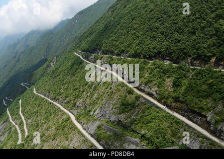 Enshi Enshi, Chine. 8e août 2018. Enshi, CHINE-La route sinueuse sur la falaise d'Enshi, province du Hubei en Chine centrale. Crédit : SIPA Asie/ZUMA/Alamy Fil Live News Banque D'Images