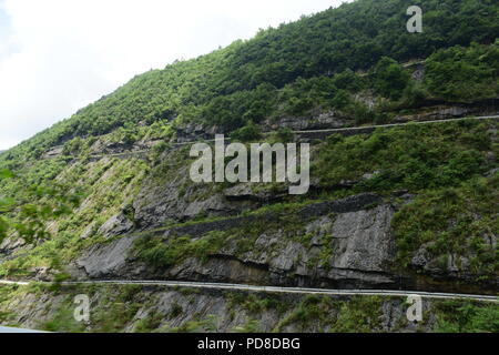 Enshi Enshi, Chine. 8e août 2018. Enshi, CHINE-La route sinueuse sur la falaise d'Enshi, province du Hubei en Chine centrale. Crédit : SIPA Asie/ZUMA/Alamy Fil Live News Banque D'Images