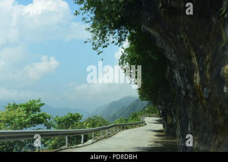 Enshi Enshi, Chine. 8e août 2018. Enshi, CHINE-La route sinueuse sur la falaise d'Enshi, province du Hubei en Chine centrale. Crédit : SIPA Asie/ZUMA/Alamy Fil Live News Banque D'Images