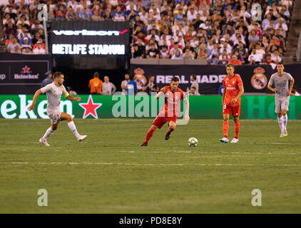 East Rutherford, NJ - 7 août 2018 : Nacho (6) des contrôles du Real Madrid au cours de ball jeu de la CPI contre les Roms au stade MetLife Real a gagné 2 - 1 Crédit : lev radin/Alamy Live News Banque D'Images