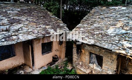 Luonan. 7e août 2018. Photo prise le 7 août 2018 montre les bâtiments de l'ardoise dans un village à Jin'Shipo Canton de Luonan County, au nord-ouest de la province de Shaanxi en Chine. L'ancien bâtiment de l'ardoise dans le complexe Montagnes Qinling, également appelée "aziliang' par la population locale, est reconnu comme "un fossile vivant d'anciennes maisons dans les montagnes Qinling folk'. Credit : Tao Ming/Xinhua/Alamy Live News Banque D'Images