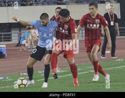 Dalian, Dalian, Chine. 8e août 2018. Dalian, Chine-Dalian Yifang Shanghai Shanggang l'équipe bat l'équipe de l'Association de football chinoise Super League 2018 à Dalian, Liaoning Province du nord-est de la Chine. Crédit : SIPA Asie/ZUMA/Alamy Fil Live News Banque D'Images