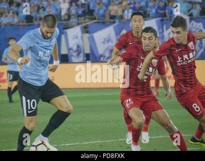 Dalian, Dalian, Chine. 8e août 2018. Dalian, Chine-Dalian Yifang Shanghai Shanggang l'équipe bat l'équipe de l'Association de football chinoise Super League 2018 à Dalian, Liaoning Province du nord-est de la Chine. Crédit : SIPA Asie/ZUMA/Alamy Fil Live News Banque D'Images