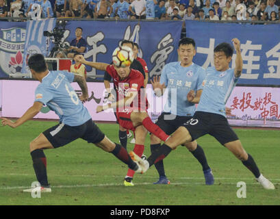 Dalian, Dalian, Chine. 8e août 2018. Dalian, Chine-Dalian Yifang Shanghai Shanggang l'équipe bat l'équipe de l'Association de football chinoise Super League 2018 à Dalian, Liaoning Province du nord-est de la Chine. Crédit : SIPA Asie/ZUMA/Alamy Fil Live News Banque D'Images