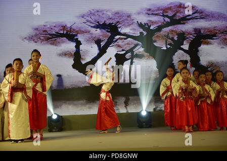 Shenzhen, Shenzhen, Chine. 8e août 2018. Shenzhen, Chine-étudiants portant des vêtements traditionnels chinois classique chinois recite articles dans le sud de la Chine, Shenzhen. Crédit : SIPA Asie/ZUMA/Alamy Fil Live News Banque D'Images