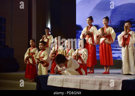 Shenzhen, Shenzhen, Chine. 8e août 2018. Shenzhen, Chine-étudiants portant des vêtements traditionnels chinois classique chinois recite articles dans le sud de la Chine, Shenzhen. Crédit : SIPA Asie/ZUMA/Alamy Fil Live News Banque D'Images