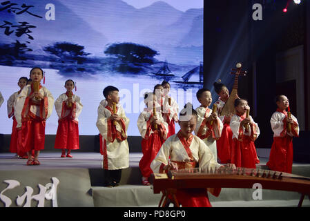 Shenzhen, Shenzhen, Chine. 8e août 2018. Shenzhen, Chine-étudiants portant des vêtements traditionnels chinois classique chinois recite articles dans le sud de la Chine, Shenzhen. Crédit : SIPA Asie/ZUMA/Alamy Fil Live News Banque D'Images