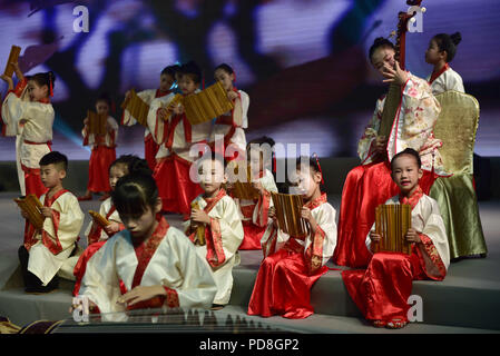 Shenzhen, Shenzhen, Chine. 8e août 2018. Shenzhen, Chine-étudiants portant des vêtements traditionnels chinois classique chinois recite articles dans le sud de la Chine, Shenzhen. Crédit : SIPA Asie/ZUMA/Alamy Fil Live News Banque D'Images