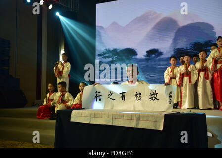 Shenzhen, Shenzhen, Chine. 8e août 2018. Shenzhen, Chine-étudiants portant des vêtements traditionnels chinois classique chinois recite articles dans le sud de la Chine, Shenzhen. Crédit : SIPA Asie/ZUMA/Alamy Fil Live News Banque D'Images