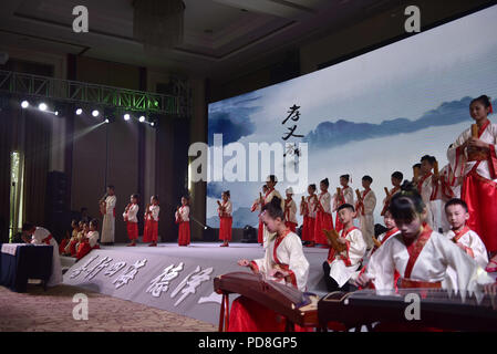 Shenzhen, Shenzhen, Chine. 8e août 2018. Shenzhen, Chine-étudiants portant des vêtements traditionnels chinois classique chinois recite articles dans le sud de la Chine, Shenzhen. Crédit : SIPA Asie/ZUMA/Alamy Fil Live News Banque D'Images