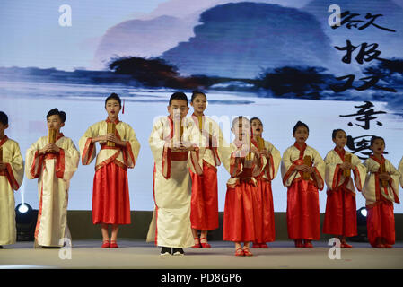 Shenzhen, Shenzhen, Chine. 8e août 2018. Shenzhen, Chine-étudiants portant des vêtements traditionnels chinois classique chinois recite articles dans le sud de la Chine, Shenzhen. Crédit : SIPA Asie/ZUMA/Alamy Fil Live News Banque D'Images