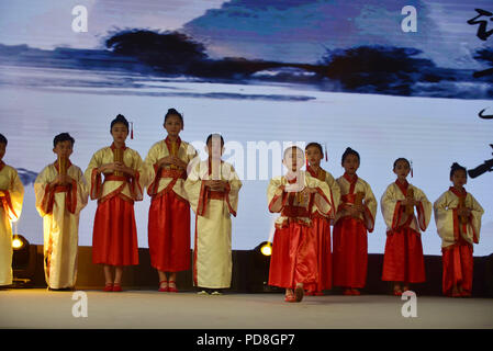 Shenzhen, Shenzhen, Chine. 8e août 2018. Shenzhen, Chine-étudiants portant des vêtements traditionnels chinois classique chinois recite articles dans le sud de la Chine, Shenzhen. Crédit : SIPA Asie/ZUMA/Alamy Fil Live News Banque D'Images