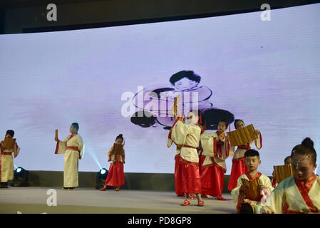 Shenzhen, Shenzhen, Chine. 8e août 2018. Shenzhen, Chine-étudiants portant des vêtements traditionnels chinois classique chinois recite articles dans le sud de la Chine, Shenzhen. Crédit : SIPA Asie/ZUMA/Alamy Fil Live News Banque D'Images