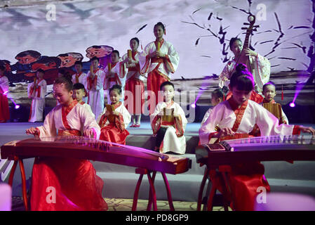 Shenzhen, Shenzhen, Chine. 8e août 2018. Shenzhen, Chine-étudiants portant des vêtements traditionnels chinois classique chinois recite articles dans le sud de la Chine, Shenzhen. Crédit : SIPA Asie/ZUMA/Alamy Fil Live News Banque D'Images