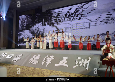 Shenzhen, Shenzhen, Chine. 8e août 2018. Shenzhen, Chine-étudiants portant des vêtements traditionnels chinois classique chinois recite articles dans le sud de la Chine, Shenzhen. Crédit : SIPA Asie/ZUMA/Alamy Fil Live News Banque D'Images