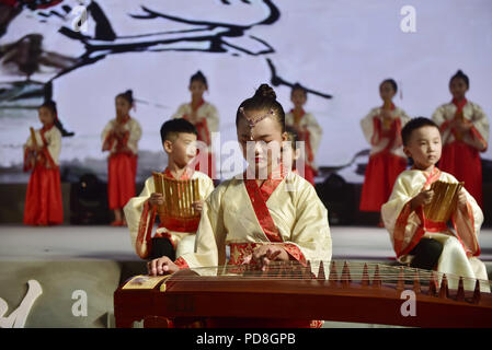 Shenzhen, Shenzhen, Chine. 8e août 2018. Shenzhen, Chine-étudiants portant des vêtements traditionnels chinois classique chinois recite articles dans le sud de la Chine, Shenzhen. Crédit : SIPA Asie/ZUMA/Alamy Fil Live News Banque D'Images