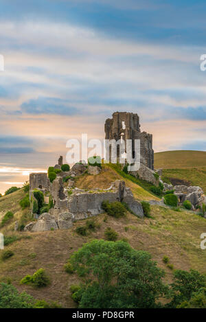 Château de Corfe, Dorset, UK. 8 août 2018. Météo britannique. Un lever de soleil spectaculaire dans les ruines du château de Corfe, dans le Dorset. Le lever du soleil fut bientôt obscurci par une bande d'épaississement de nuage qui produit des averses peu après. Crédit photo : Graham Hunt/Alamy Live News Banque D'Images